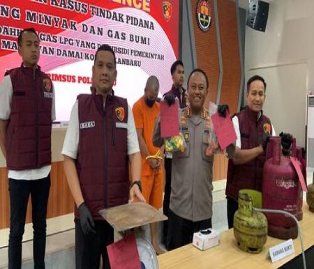 Polda Riau Bongkar Praktik Pengoplosan Gas Elpiji Subsidi di Pekanbaru, Dua Tersangka Raup Untung Puluhan Juta