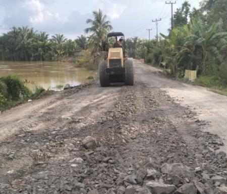 Dinas PUPR Riau perbaiki Jalan Lintas Rengat-Tembilahan.(foto: mcr)