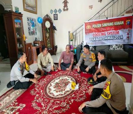 Kegiatan cooling system Polsek Simpang Kanan di kediaman Tokoh Masayarakat Bagan Nibung.(foto: afrizal/halloriau.com)