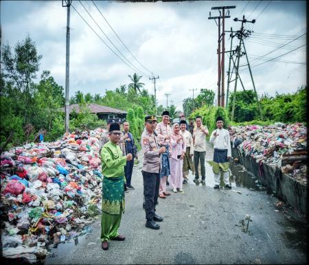 Wakil Bupati Kepulauan Meranti, Muzamil Baharudin turut memantau langsung di lapangan kondisi sampah di Jalan Nelayan Selatpanjang.