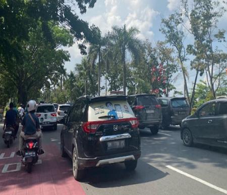 Macet di Jalan Sudirman Pekanbaru.(foto: sri/halloriau.com)