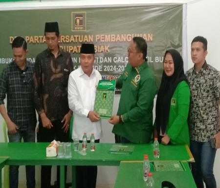 Suhartono saat mengembalikan formulir pendaftaran Bacalon Bupati Siak 2024 ke PPP Siak.(foto: diana/halloriau.com)