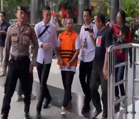Terjaring OTT KPK, Gubernur Riau Abdul Wahid Pakai Rompi Oren dan Diborgol