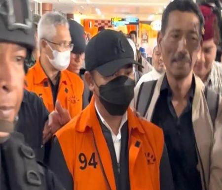 Babak Baru ‘Japrem’ PUPR Riau, Abdul Wahid Tiba di Pekanbaru Pakai Rompi Orange dan Dikawal Ketat