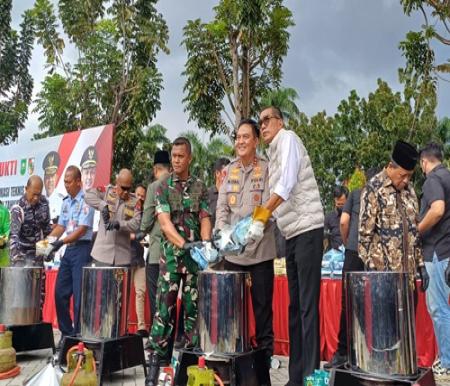 Kapolda Riau, Irjen M Iqbal musnahkan ribuan botol miras, narkoba hingga knalpot brong (foto/risnaldi) 