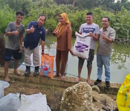 PT RAU menyerahkan bantuan bibit ikan masyarakat Desa Semelinang Tebing (foto/ist)