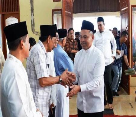 Gubernur Riau, Abdul Wahid bersama Bupati Inhu, Ade Agus saat buka puasa bersama di LAMR Pasir Penyu.(foto: istimewa)