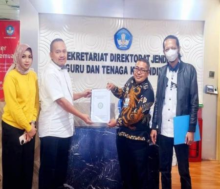 Ketua ASN PPPK 2022 Riau, Ekowi (dua kanan) minta kebijakan kenaikan gaji guru tanpa diskriminasi (foto/int)