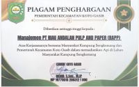 Penghargaan dari Pemcam Koto Gasib kepada PT RAPP dalam kerjasama penanggulangan karhutla.(foto: istimewa)