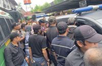 Usai Dituntut 8,5 Tahun Penjara, Abdul Wahid Disambut Teriakan "Bebaskan Wahid" di Luar Sidang