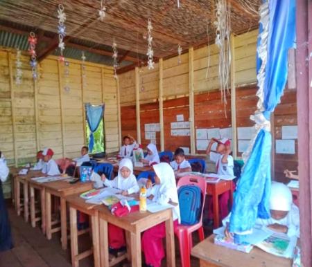 Sekolah Dasar Negeri (SDN) 17 Kundur, Kecamatan Tebingtinggi Barat, dimana masih ada lokal yang terbuat dari kayu dibangun pada tahun 2011