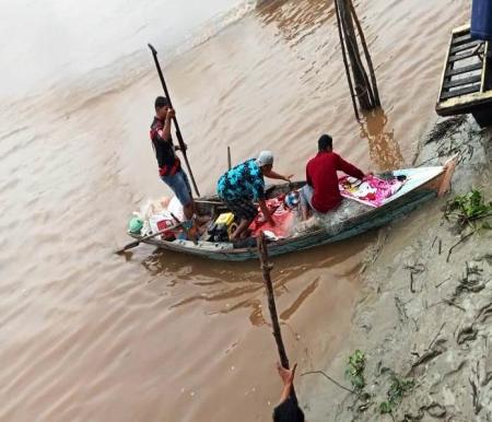 Proses evakuasi jenazah Hariono yang tewas diterkam buaya di Sungai Rokan.(foto: afrizal/halloriau.com)