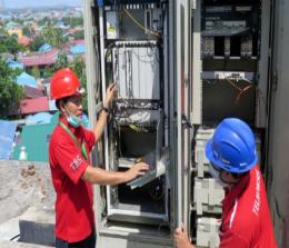 Tim teknisi Telkomsel melakukan pengecekan panel BTS.(foto: istimewa)