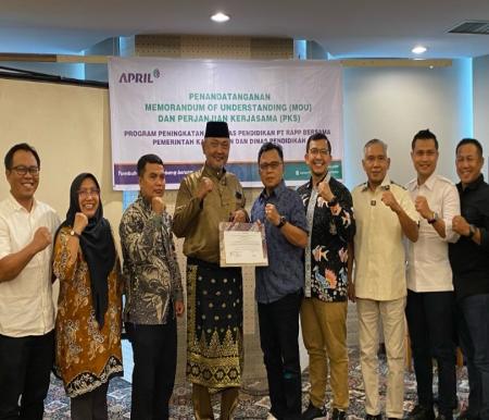 MoU peningkatan kualitas pendidikan oleh General Manager PT RAPP, Wan Jack dan Plt Bupati Kepulauan Meranti, AKBP (Purn) Asmar (foto/Yuni)