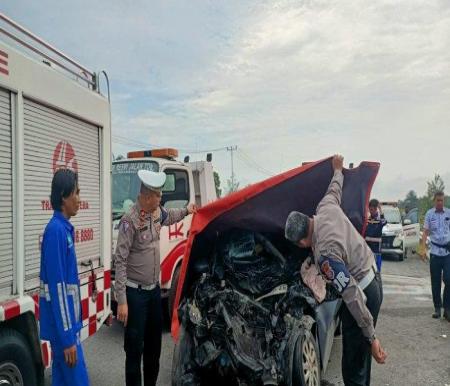 Kondisi Mobilio maut yang ringsek usai kecelakaan di Tol Pekanbaru-Dumai.(foto: tribunpekanbaru.com)