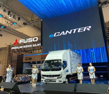 Mitsubishi Fuso meluncurkan produk mobil angkutan berat berbahan bakar listrik dengan nama eCanter dalam gelaran Gaikindo Indonesia International Auto Show (GIIAS) 2024 di Ice BSD, Tangerang, Rabu (17/7/2024).