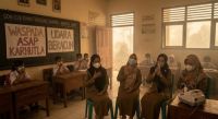 Aktivitas belajar mengajar di Kampar tetap berlangsung di tengah kabut asap.(ilustrasi/gemini AI/halloriau.com)
