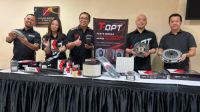 (dari kiri) I Gusti Toma Dani, Kacab Tasti Pekanbaru, Rizka, Officer TAM ASBD, Agus Riyanto, Operation Manager PT Tasti Anugerah Mandiri dan Yamaguchi selaku Executive Coordinator PT TAM ASBD menunjukkan suku cadang T-OPT di sela-sela customer gathering di Hotel Furaya, Senin (25/5/2026). Foto Ist