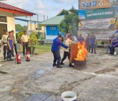 BRK Syariah Lingga Gelar Simulasi Penanggulangan Kebakaran Bersama Damkar