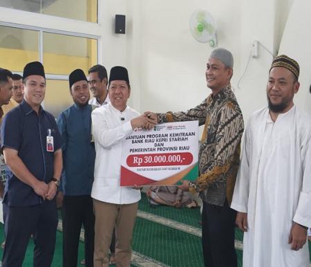 BRK Syariah Salurkan Bantuan untuk Masjid At-Taqwa dalam Safari Ramadan Pemprov Riau