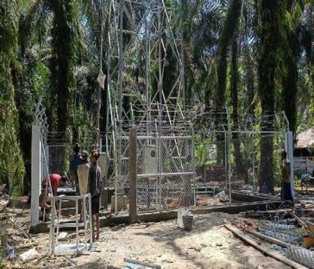 Pembangunan tower telekomunikasi di Sei Tapah, Rohil.(foto: afrizal/halloriau.com)