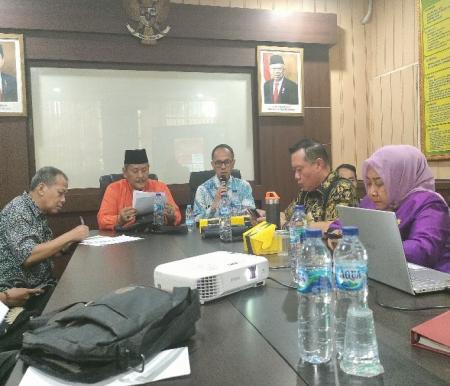 Direktur Bina Ideologi, Karakter dan Wawasan Kebangsaan Ditjen Polpum Kemendagri RI,Dr. Drs. Drajat Wisnu Setyawan, M.M saat Jumpa Pers di Ruang Rapat Bakesbangpol Provinsi Riau Jalan Thamrin Pekanbaru Jumat, (23/8/2024). 