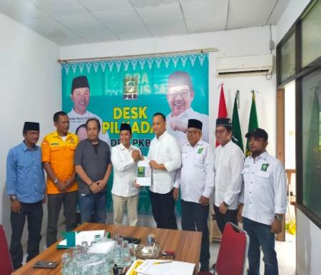 Bacalon Walikota Pekanbaru Rahmansyah mengembalikan formulir pendaftaran ke PKB dan Nasdem, hari ini, Selasa (7/5/2024). (foto:istimewa)