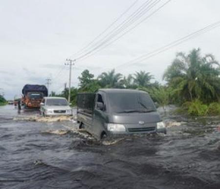 Ilustrasi banjir di Jalintim Pelalawan tak kunjung surut (foto/int)