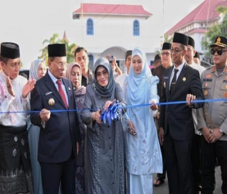 Bupati Rohil Bistamam, didampingi Wabup Jhony Charles, meresmikan pasar ramadan di Bagansiapiapi. (Foto: Afrizal)