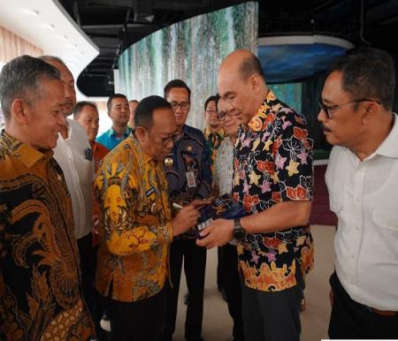 Pj Gubernur Riau Rahman Hadi saat menghadiri Kunker di Ruang Rapat Kantor Bupati Pelalawan, Kamis (24/10/2024).