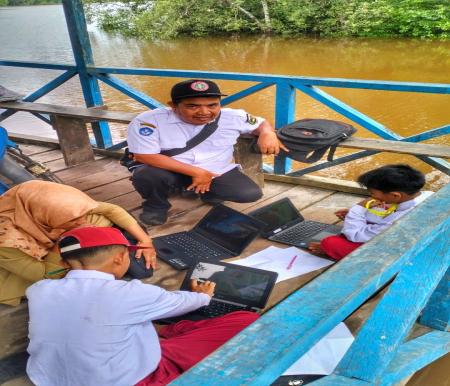 Selain ujian di tepi jalan, siswa di Kepulauan Meranti juga melaksanakan ujian di pelabuhan, mereka berburu sinyal untuk simulasi ANBK.