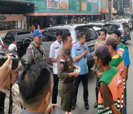 Kasatpol PP Kota Pekanbaru, Zulfahmi sosialisasikan penurunan tarif parkir (foto/dini)