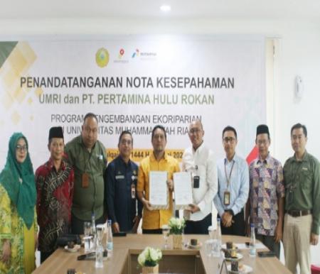 Corporate Secretary PHR, Rudi Ariffianto bersama Rektor UMRI, Saidul Amin dan civitas akademikan UMRI.(foto: istimewa)