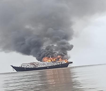 kapal KM Bintang Jaya yang diketahui bermuatan arang kayu terbakar