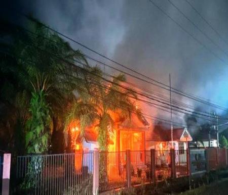 Kebakaran Kantor Badan Karantina Indonesia di Tembilahan Hulu.(foto: tribunpekanbaru.com)