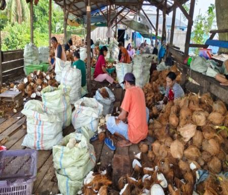 Tim pengabdian masyarakat Unisi mendampingi Gudang Kelaparan Doa Ibu (foto/Ayendra)