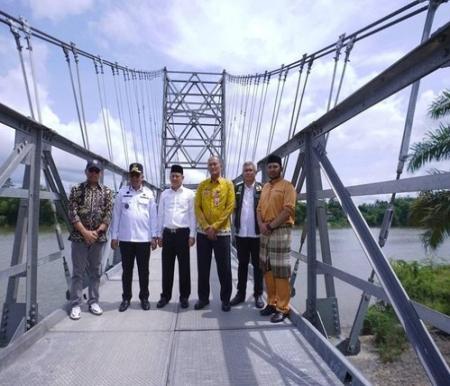 Pj Gubernur Riau Rahman Hadi saat mengecek jembatan di Kampar.