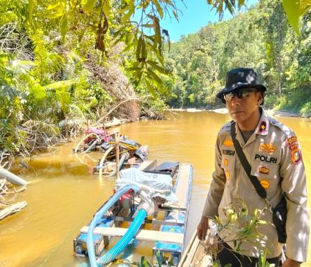 Polsek Kampar Kiri Gerebek Tambang Emas Ilegal, Sita 7 Rakit Isap di Sungai Setingkat