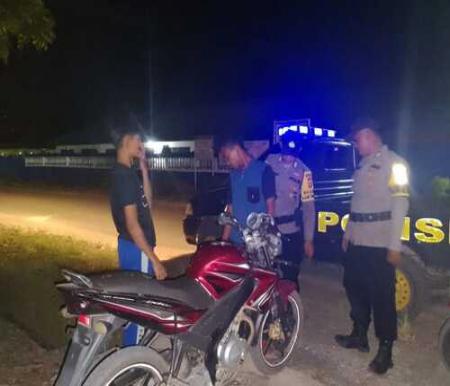 Polsek Simpang Kanan meningkatkan patroli Blue Light selama Operasi Tertib Ramadan. (Foto: Afrizal)