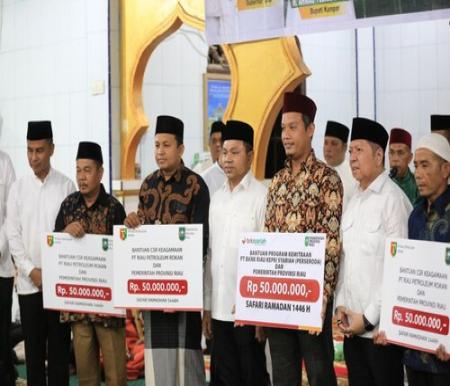 BRK Syariah menyalurkan bantuan CSR untuk Masjid Al-Muttaqin di Kampar. (Foto: Sri Wahyuni)