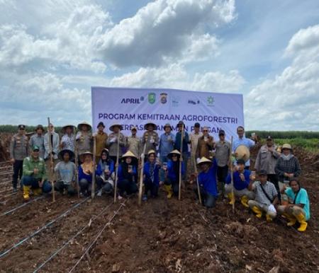 Penanaman jagung perdana di area Hutan Kemasyarakatan (HKm) Mandiri Sejahtera, Kampung Dayun, Kabupaten Siak, guna meningkatkan ketahanan pangan dan mendukung Program Nasional Asta Cita. (Foto: Istimewa)