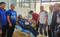 Demokrat Kuansing bantu pasien lewat donor darah.(foto: ultra/halloriau.com)