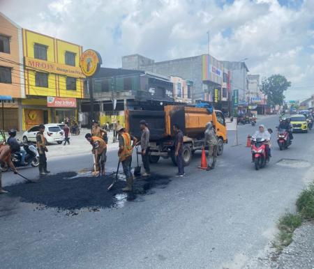 Jalan Hang Tuah dan Jalan Imam Munandar, Pekanbaru dalam proses perbaikan (foto/int)