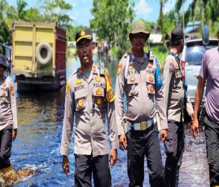 Polsek Kubu saat meninjau banjir di Kubu Babussalam.(foto: afrizal/halloriau.com)