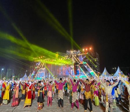 Tari Rentak Melayu massal 10.000 penari di Lancang Kuning Carnival pecahkan rekor MURI.(foto: sri/halloriau.com)
