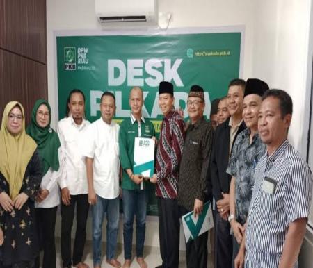 Firdaus saat mengembalikan berkas pendaftaran calon gubernur Riau ke DPW PKB Provinsi Riau, Senin (6/5/2024). (foto:ist) 