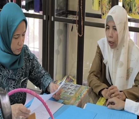 Kartika Sari Erisman (baju biru) saat berkunjung ke Dekranasda (foto/Ayendra)