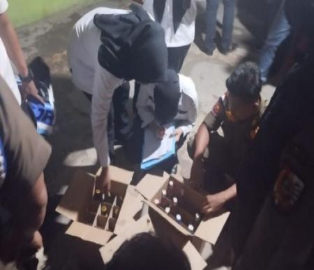 Razia Warung Remang-Remang di SM Amin dan Air Hitam, Puluhan Botol Miras Diamankan