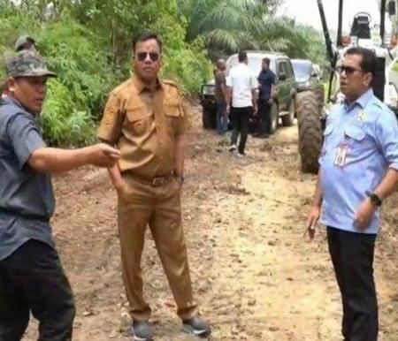 Bupati Kuansing, Suhardiman Amby saat meninjau pembukaan rute jalan baru.