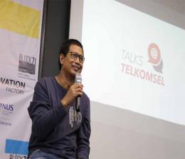 Direktur HCM Telkomsel, Irfan A. Tachrir saat menjelaskan Connecting Talents & Opportunities in 4.0 Era dalam acara program talk show Talks@Telkomsel di Bandung. Revolusi Industri 4.0 didominasi oleh perubahan yang begitu cepat serta pemanfaatan teknologi digital yang begitu kental. Oleh karena itu, talenta muda perlu menyesuaikan kapabilitasnya sesuai dengan fenomena tersebut.